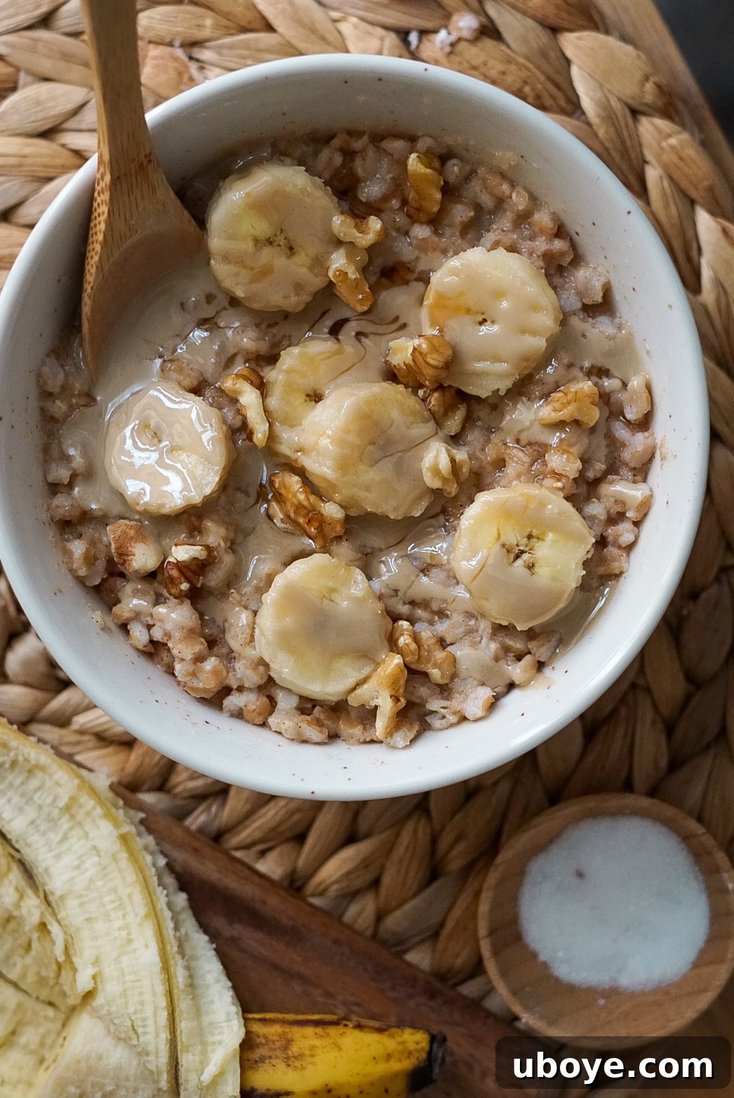 Speedy Morning Fuel 5 A vibrant and appetizing bowl of the finished breakfast porridge, adorned with a colorful array of fresh toppings.