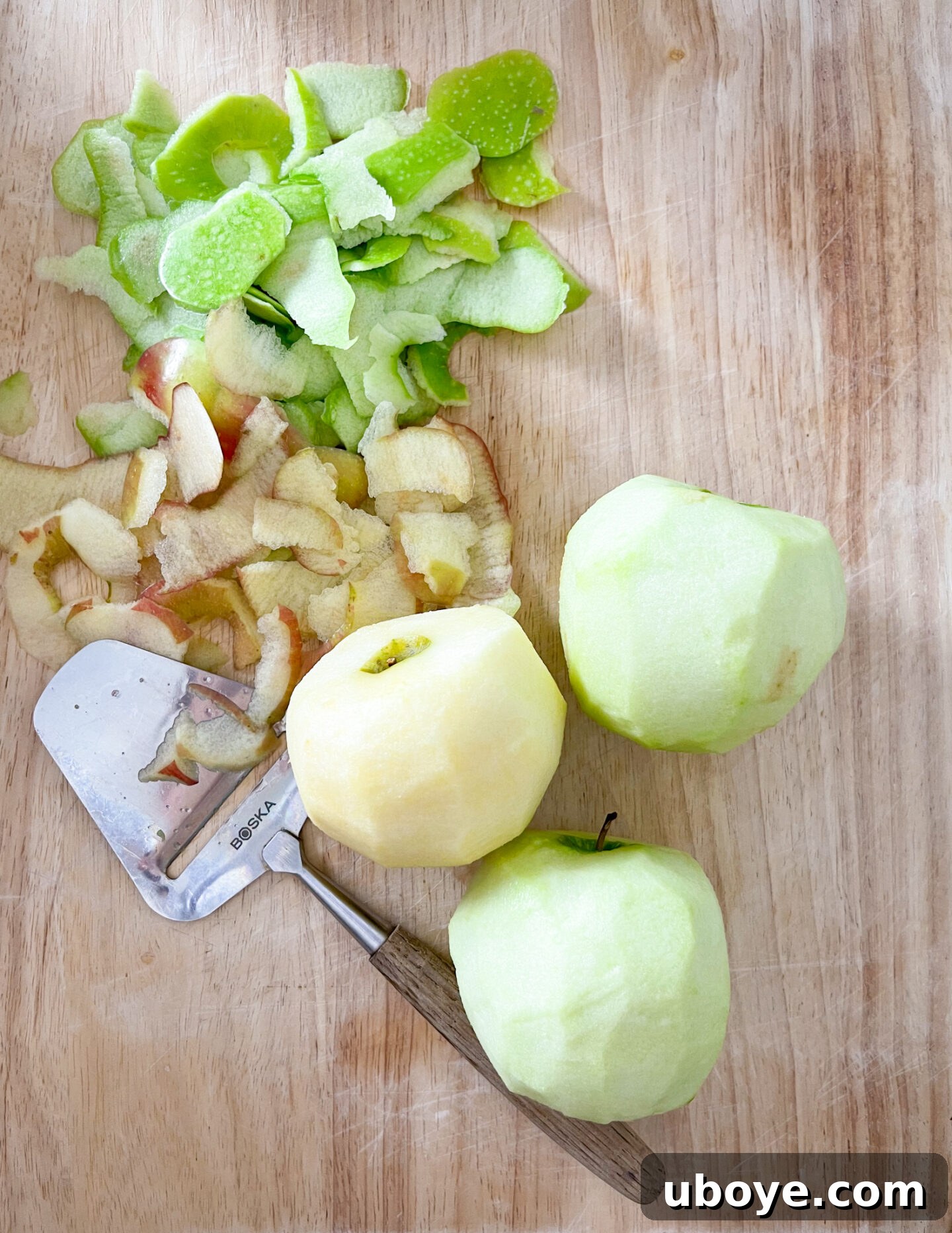 Timeless Vegan Apple Pie 3 peeled and sliced apples on a cutting board, ready for pie filling